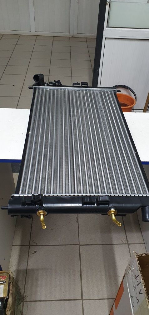 Радиатор охлаждения Mitsubishi Otlander 2012 V-3 фирма Sat