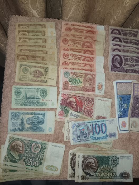 Бумажные деньги и монеты