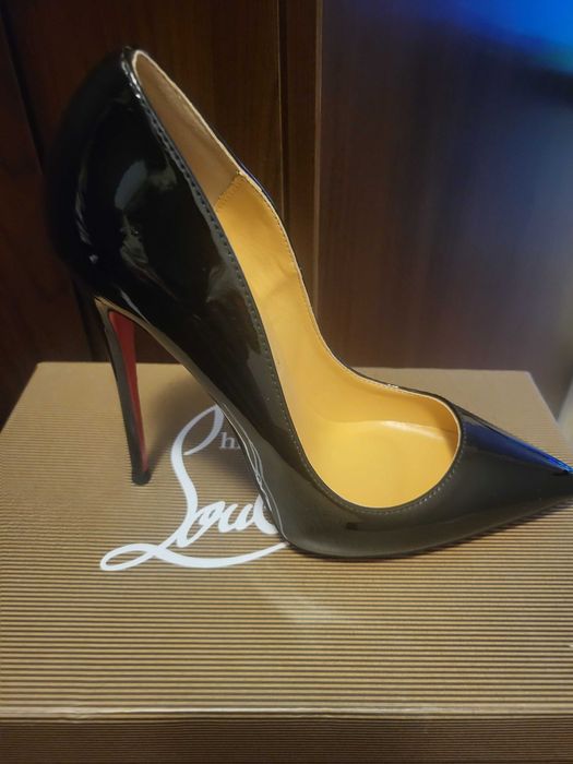 VAND Pantofi Christian Louboutin- negri nr 38 piele lacuita- 600 ron