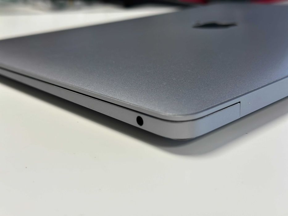 Продавам Apple MacBook Air 2020 M1 8GB RAM 256GB SSD