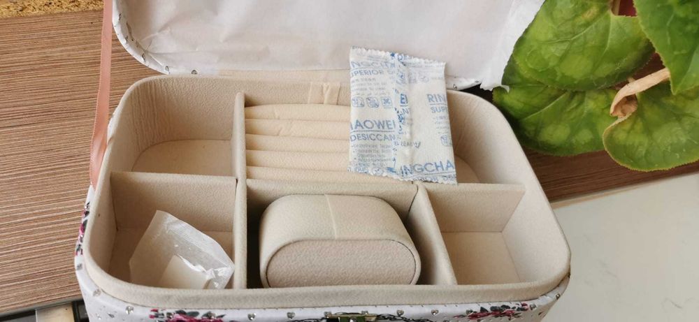 Cutii bijuterii, inele, bratari, coliere 3 modele; Cutia Pufo elegance