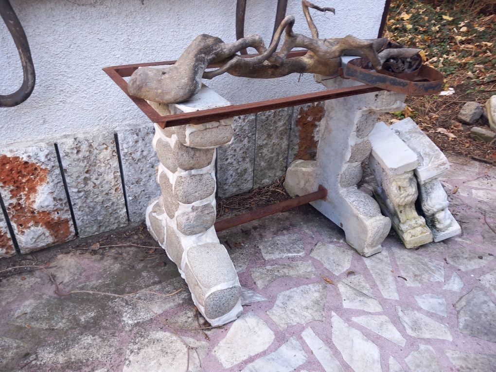 Каменни  корита и маса