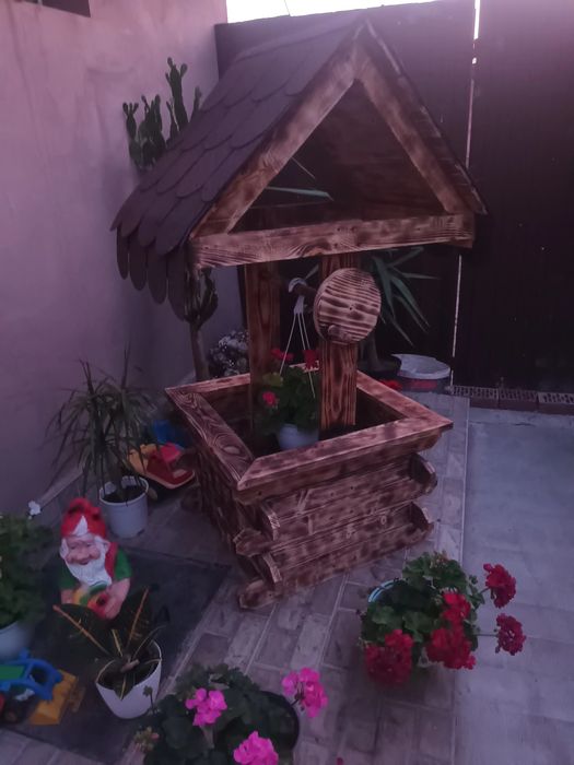 Fântână din lemn rustică