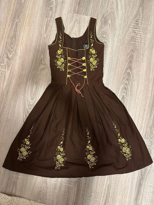 Vând rochie stare foarte buna !