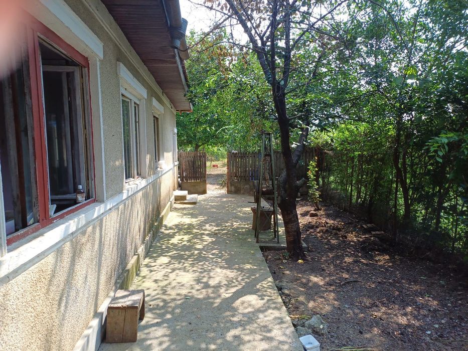 Vând teren cu casa bătrânească (cărămidă)