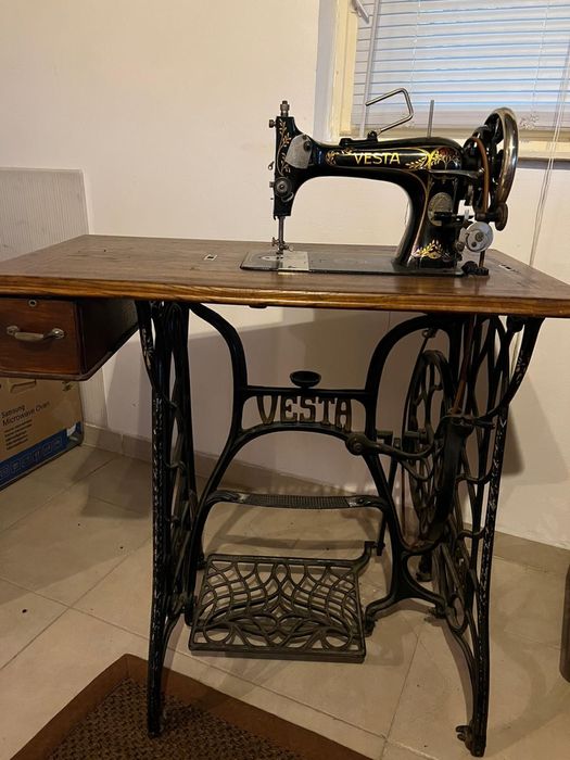 Masina de cosut  antic Vesta