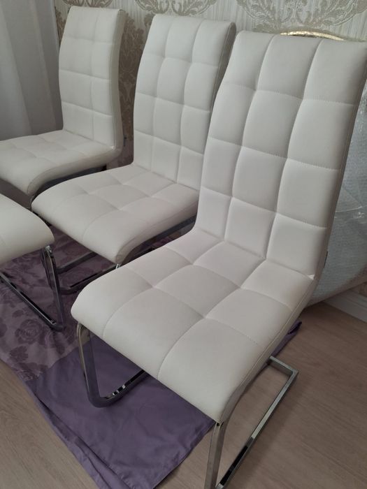 Patru scaune piele alba