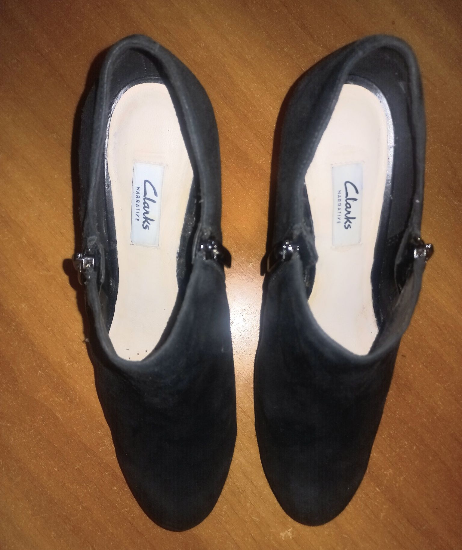 Cisme Clarks negre din piele întoarsă, marimea 39-40.