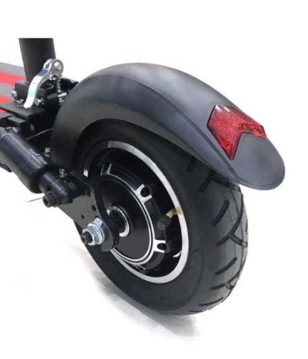 Супер бързият електрически  сгъваем скутер в черно с червено