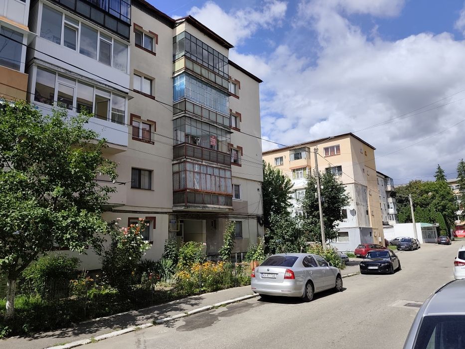 Vând apartament cu 3 camere  in Câmpulung jud Arges
