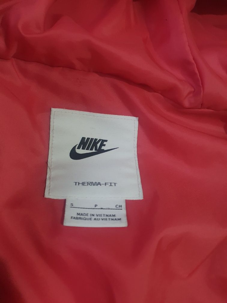 Vând geaca Nike roz