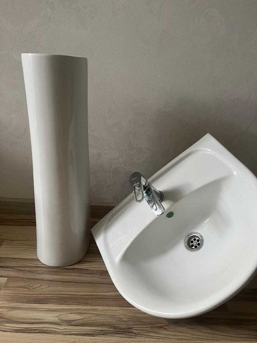 Раковина и пьедестал со смесителем и всеми комплектующими. торг