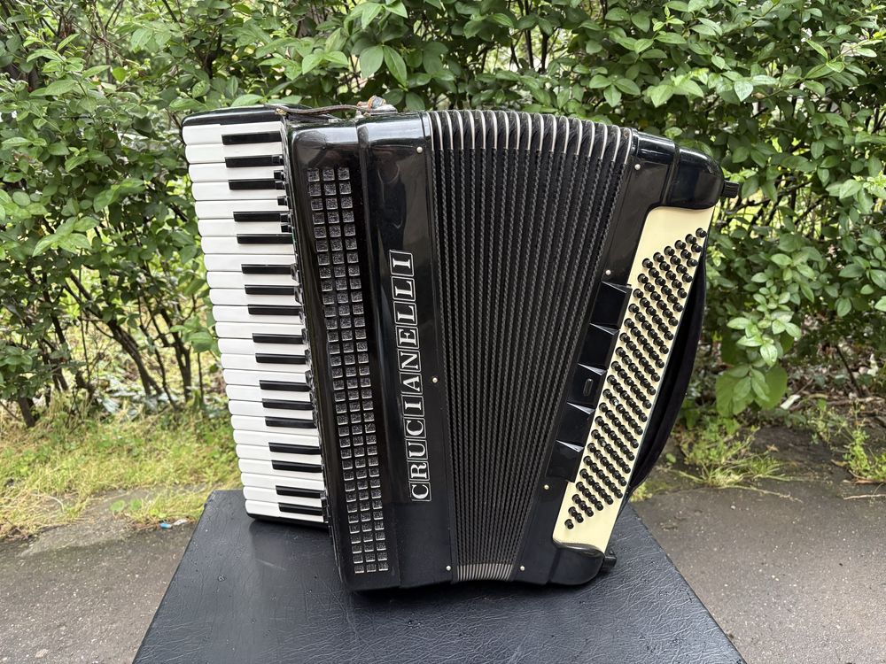 Acordeo italian Crucianelli cu 120 de basi