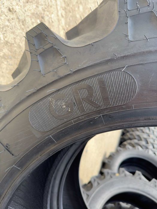 Cauciucuri Noi 12.4-28 Gri cu 12 pliuri pentru tractor spate