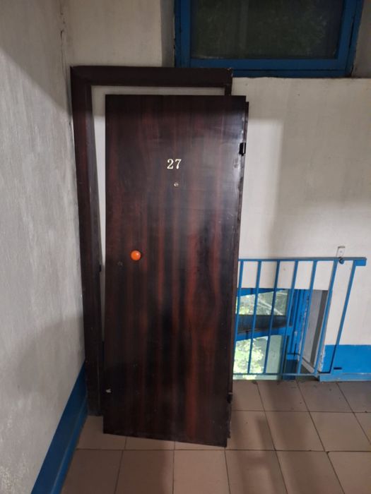 Продам металическую дверь 80/200