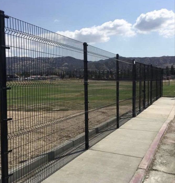 Echipe de garduri din plasa bordurata