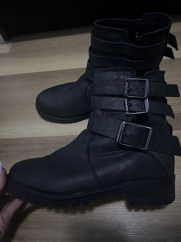 Ghete/ Bocanci piele Pull&Bear 36
