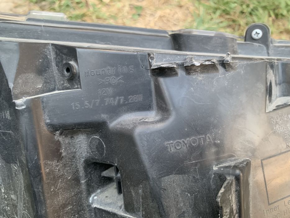 Продавам LED фар за Toyota Rav 4 2020