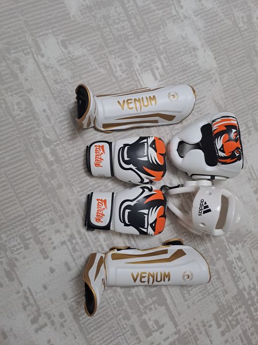 Перчатки 12oz,шлем размер M,футы(щитки)рпзмер M, и шлем адидас M