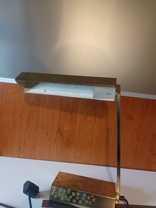 Ретро стара масивна настолна лампа