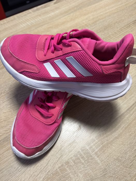 Vand 2 perechi de adidas