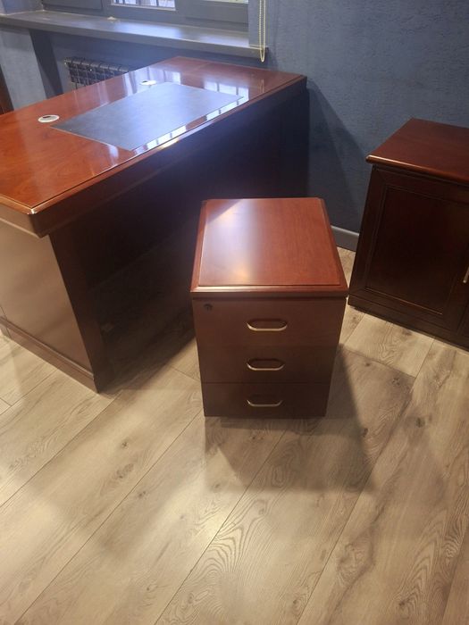 Продаётся офисные мебель ( не дорога )