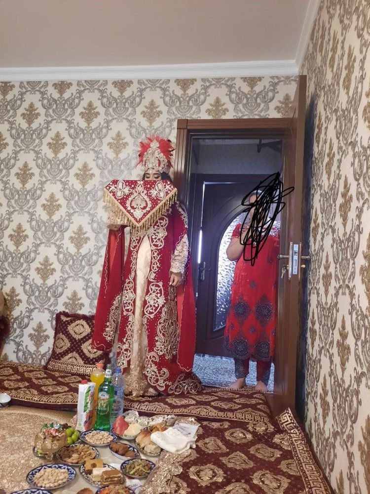 Продам. платья.