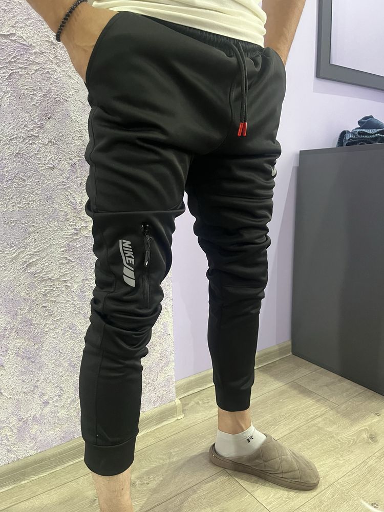 Ластичен панталон Nike