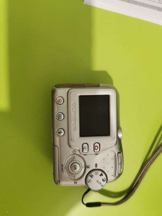 Aparat foto digital Olympus 3.2 megapixeli, puțin folosit