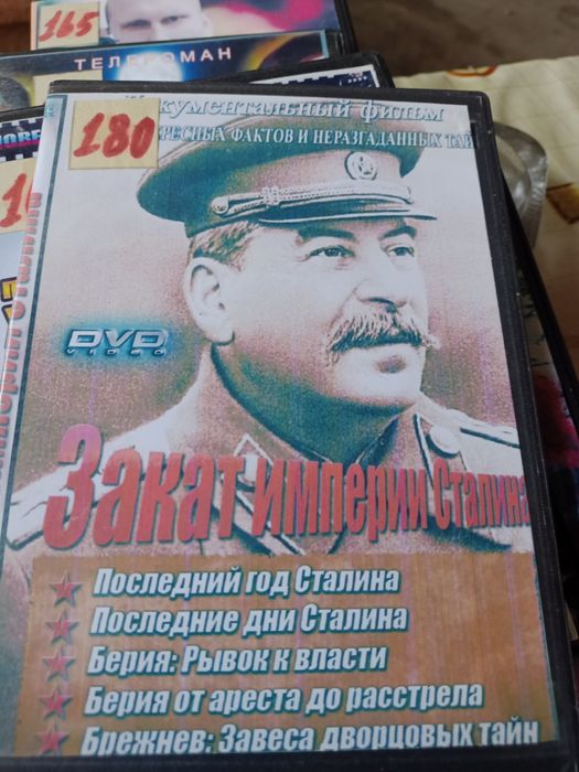 DVD диски продам, примерно 150 -200 штук. DVD плеер в подарок.