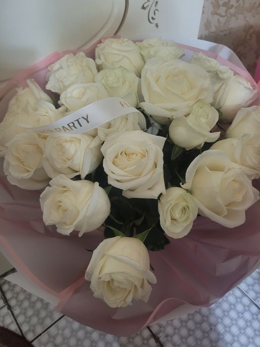 2 букета роз Белые галадские розы и пионовидные розы