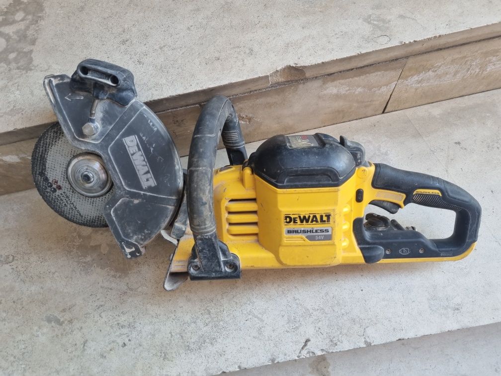 Фугорез Dewalt DCS690