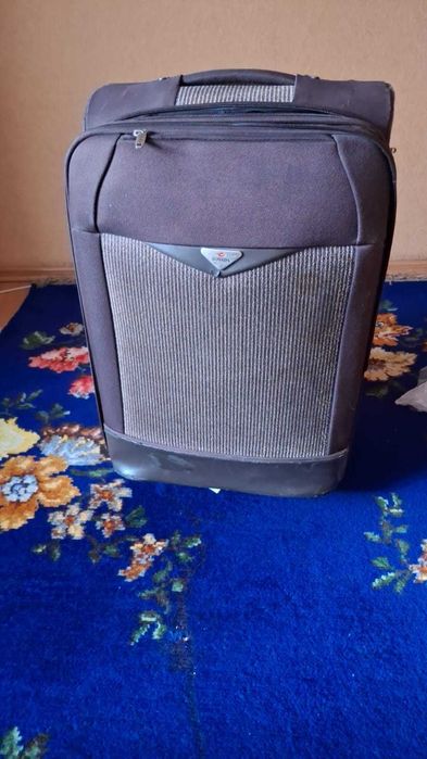 Продам чемодан большой