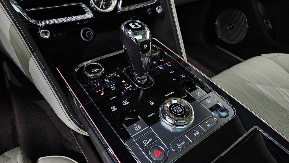 Bentley Flying Spur 4.0 Azure — 2024 год