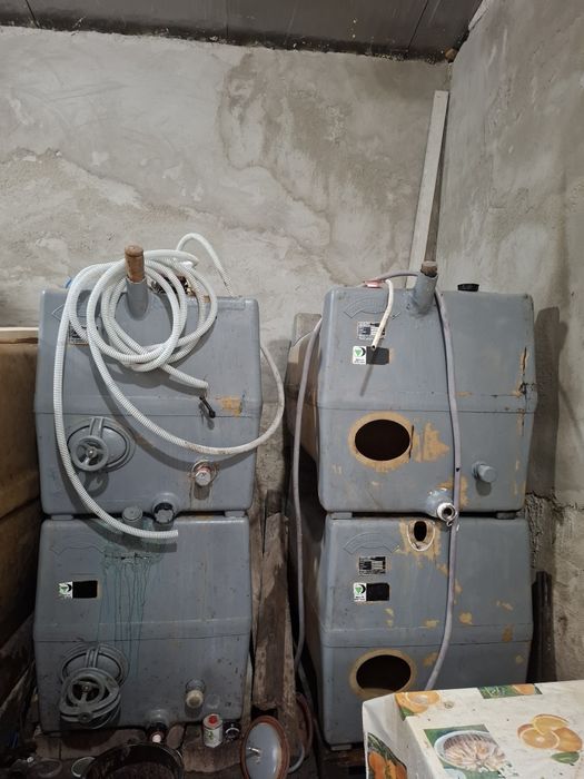 Vând 4 bazine de fibra pentru vin