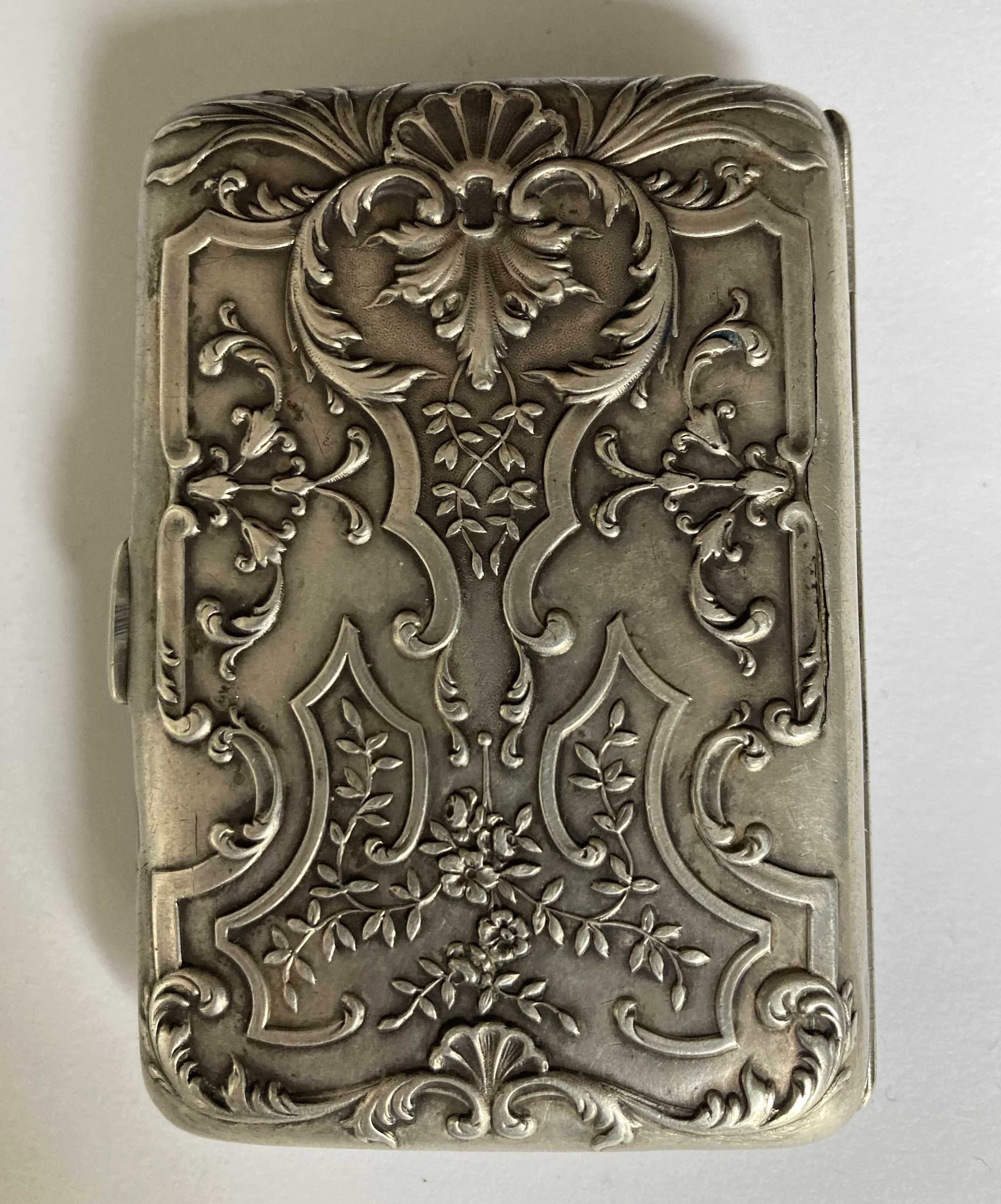 Tabachera din argint cu model floral reliefat