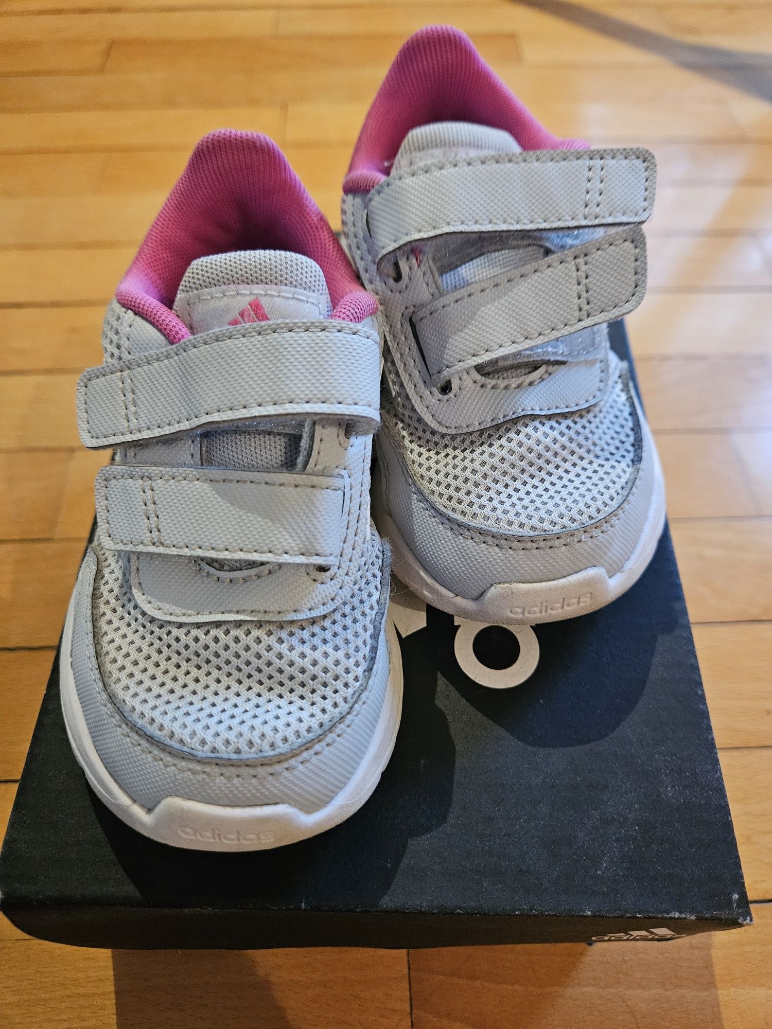 Маратонки Adidas, номер 23