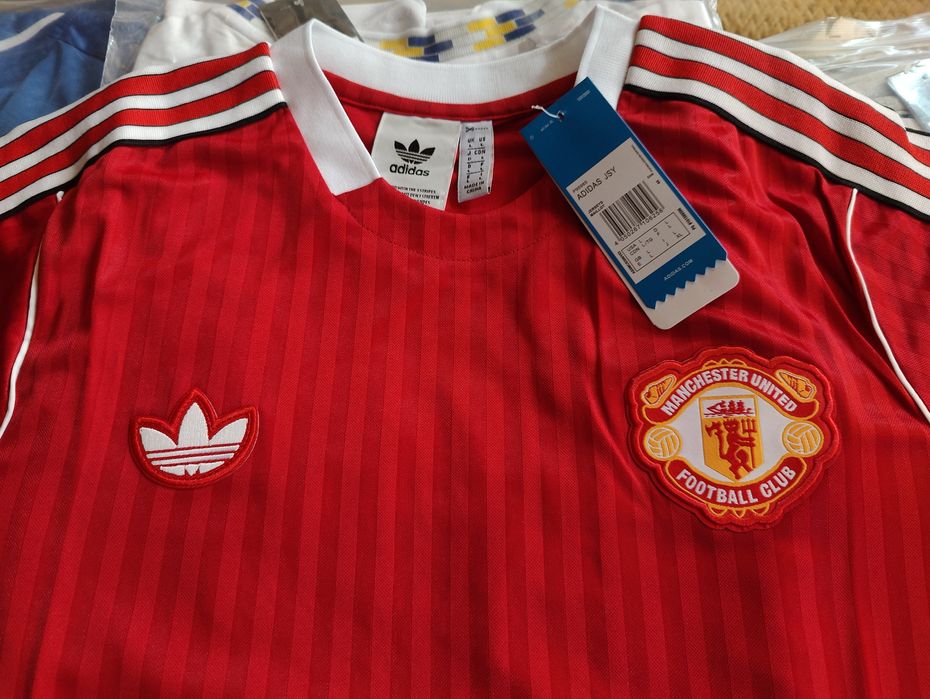 Футболни тениски Manchester United 2025/2026 3rd и retro