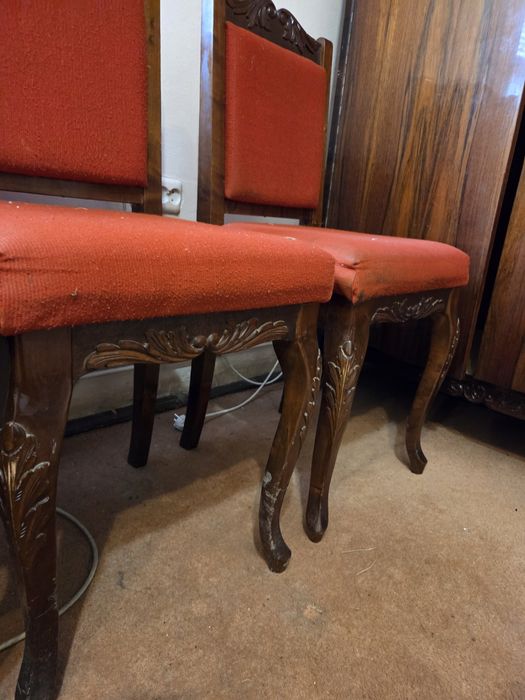 Scaune cu model scluptat