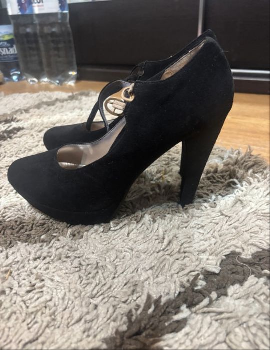 Pantofi cu toc second hand