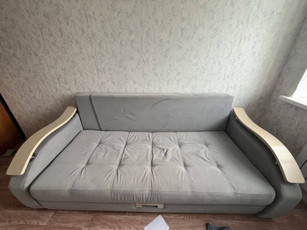 шкаф купе состояние как новый.Диван в отличном состоянии
