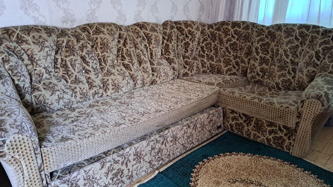 Продам угловой диван с креслом одним , в подарок идёт стол без телевиз