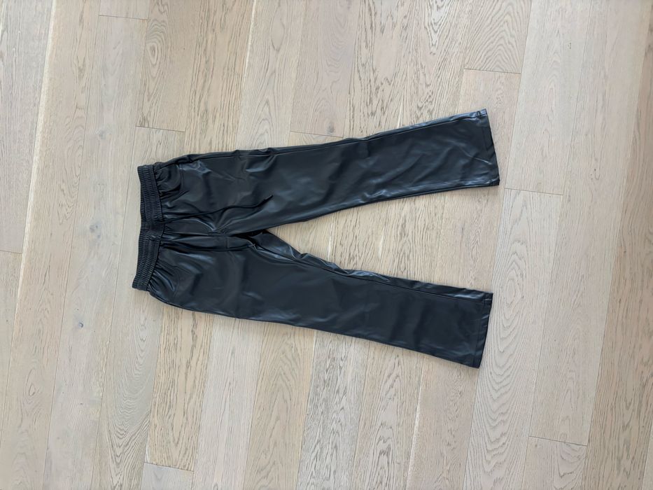 Pantaloni din piele negri
