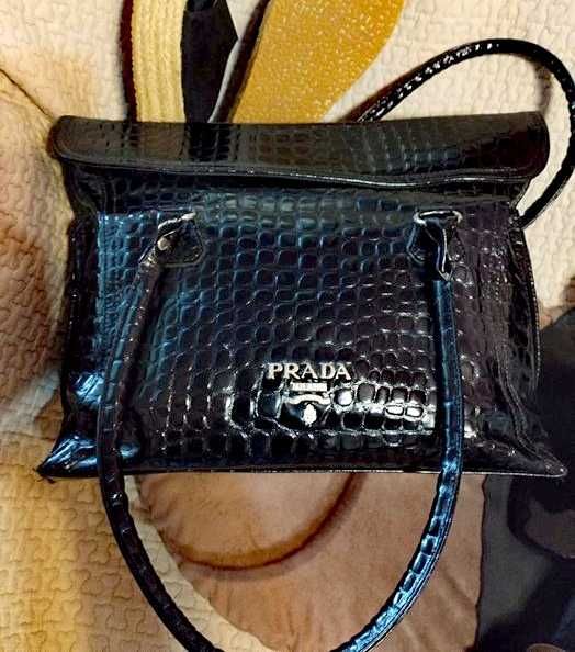 Чанта Prada черна, лак
