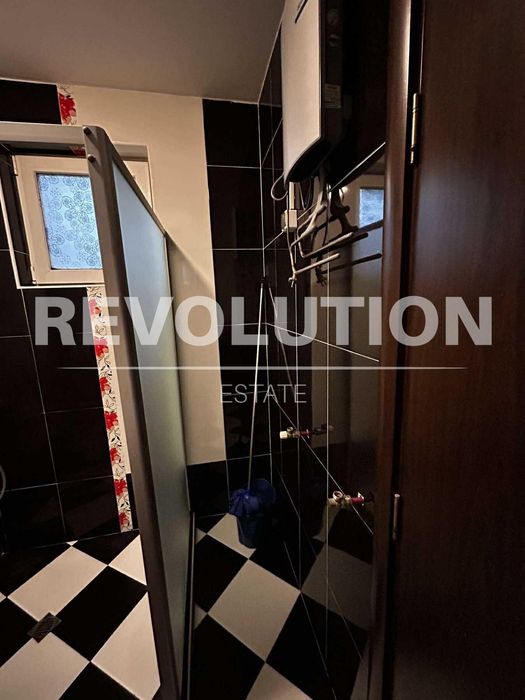 Тристаен апартамент в района на Възраждане 1!