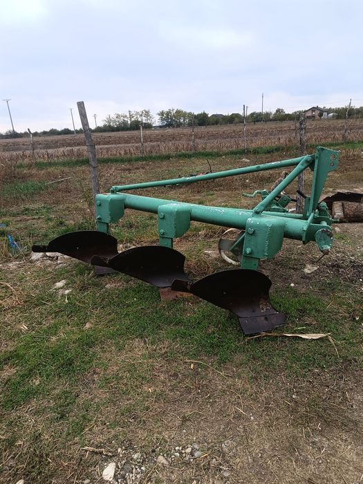 Vând tractor U650 plus plug