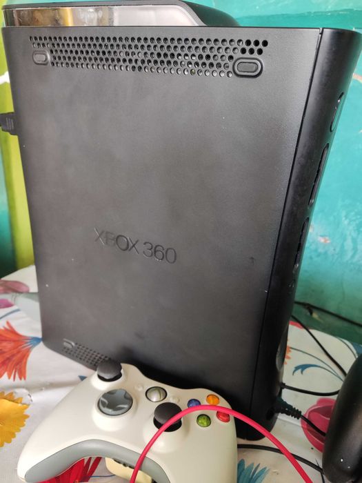 Vând Xbox 360 modat cu jocuri și monitor