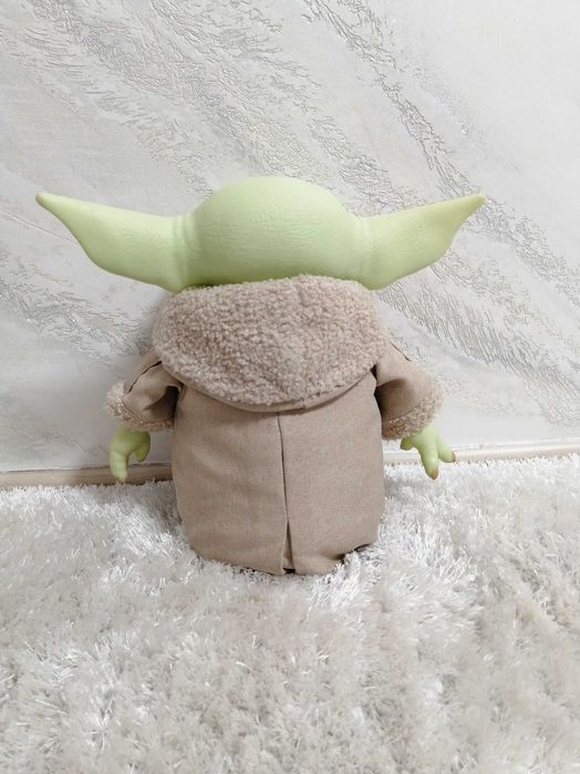 Vând Figurina Baby yoda Star Wars
