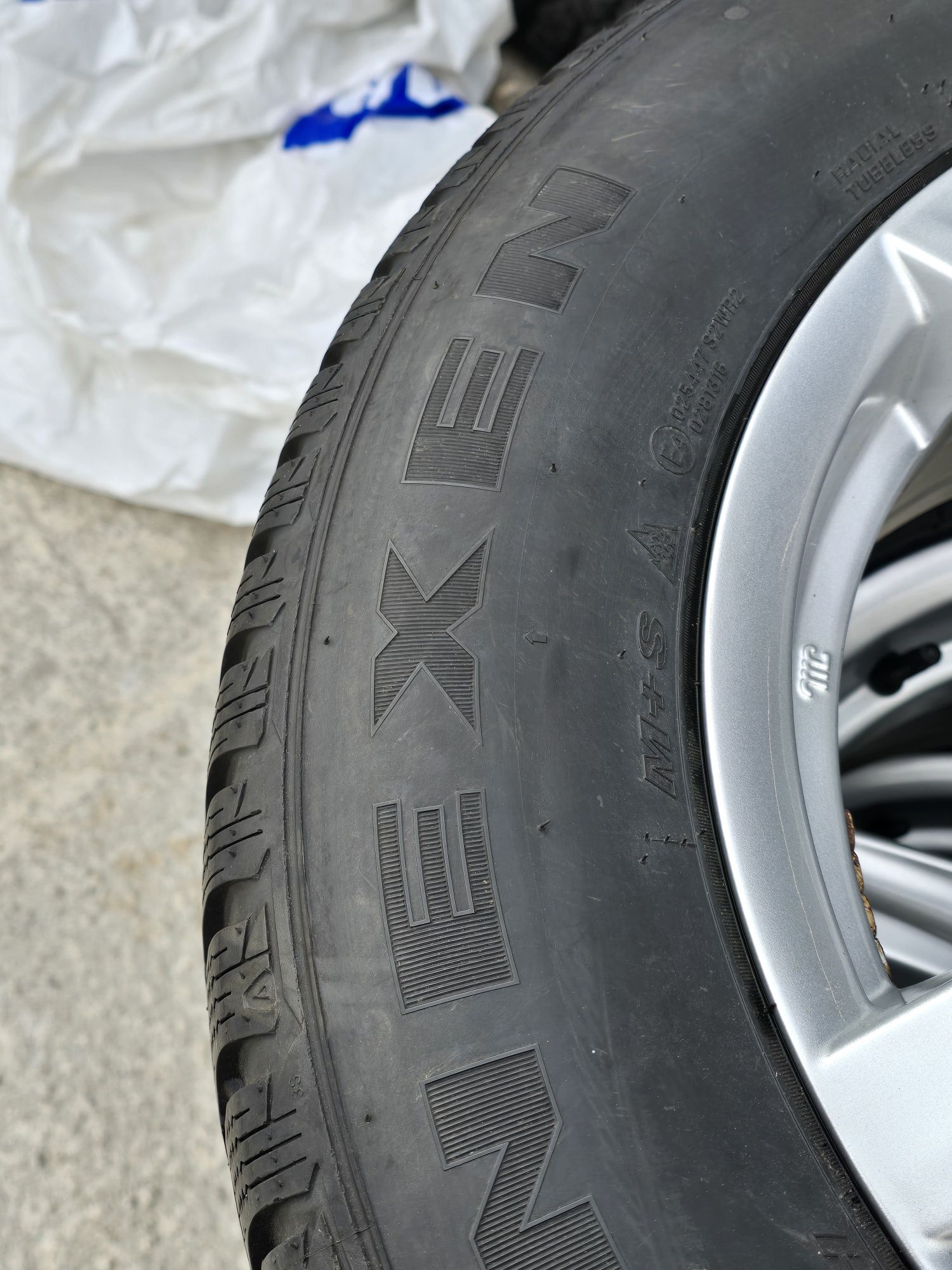 4 Броя 215/65/16 Nexen 2x7mm 2x5,8mm