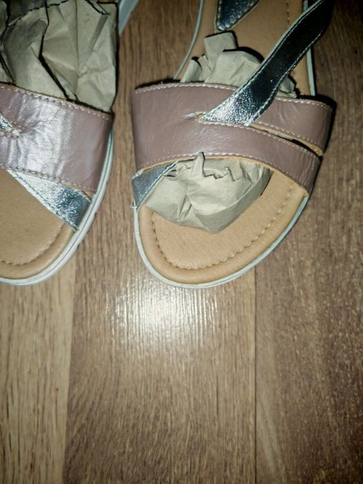 Vând sandale de dama